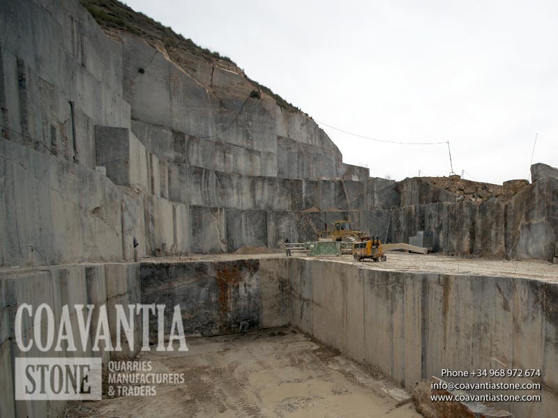 Photograph of the quarry where you can see the diamond wire machine ready for the extraction of natural stone.